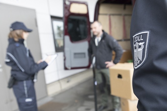 HZA-LA: Mit Arbeitszeiten getrickst Landshuter Zöllner der Finanzkontrolle Schwarzarbeit decken auf
