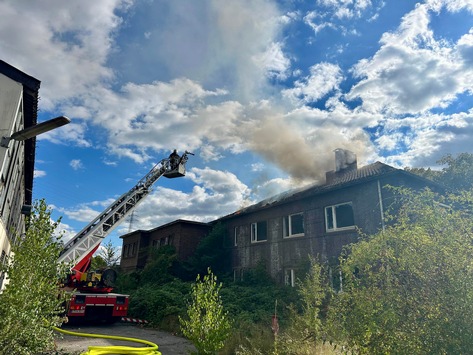 FW-E: Dachstuhlbrand auf verlassenem Industriegelände – keine Verletzten