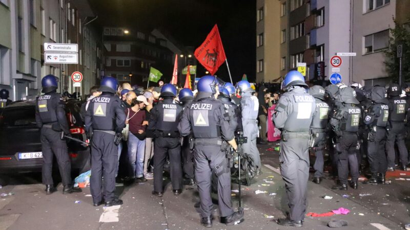 Nach Angriffen auf Einsatzkräfte: Kölner Polizei löst Anti-Kriegs-Demo auf