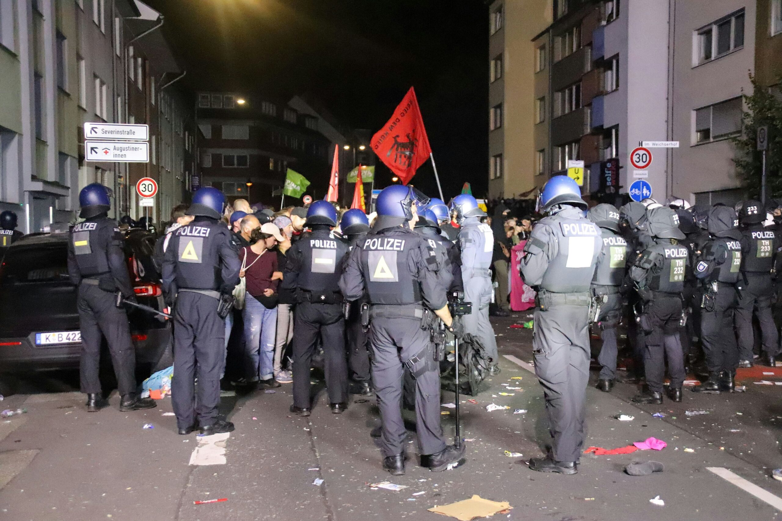 Nach Angriffen auf Einsatzkräfte: Kölner Polizei löst Anti-Kriegs-Demo auf