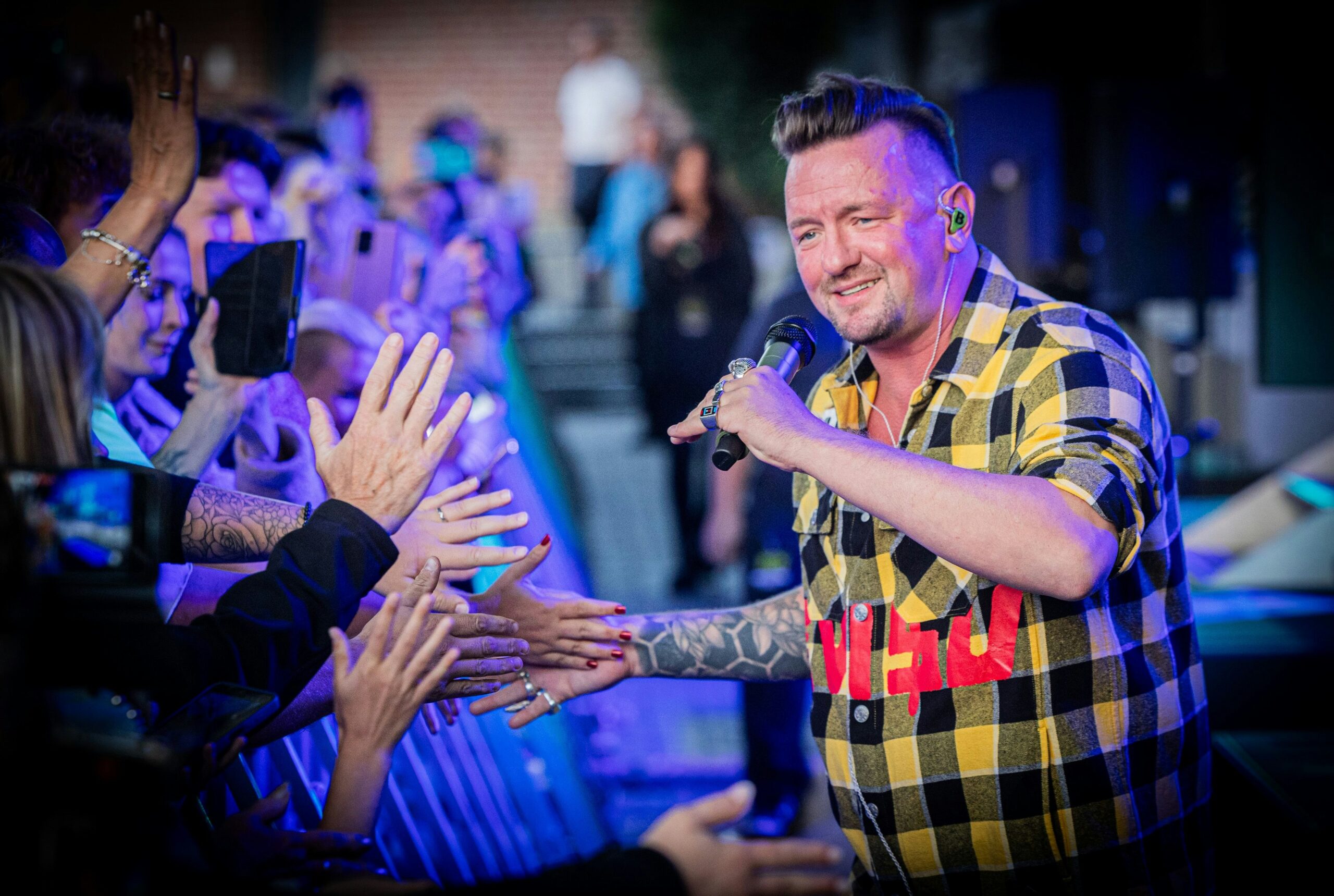 Konzert im Tanzbrunnen: Ben Zucker holt mehrere Fans auf die Kölner Bühne