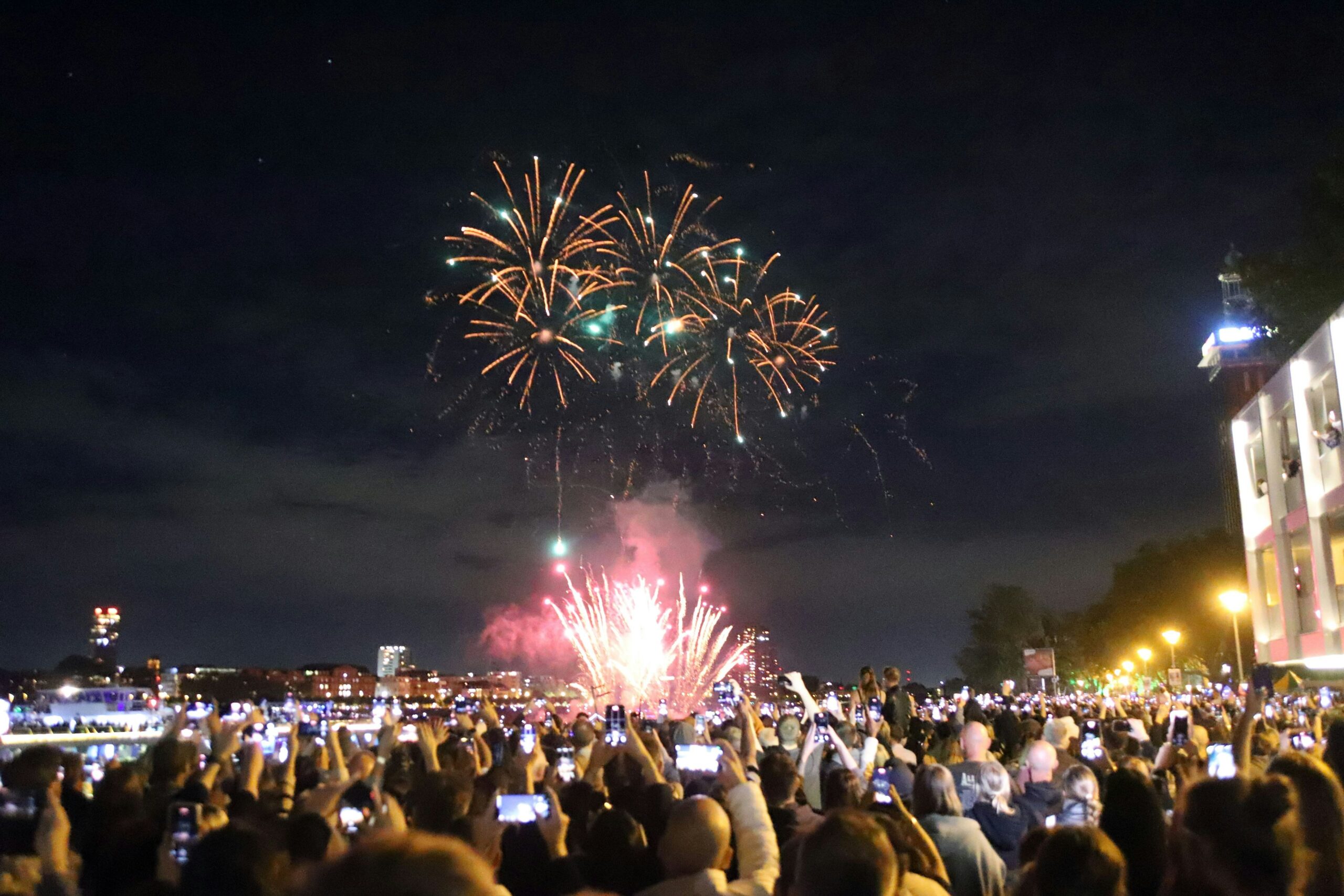 Comeback nach sechs Jahren: Viele Tausende feiern die Rückkehr der Kölner Lichter