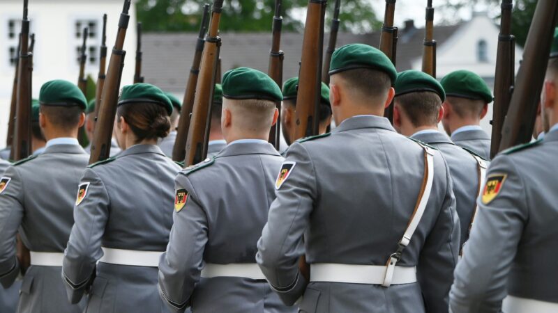 Rechtsextremismus: Bundeswehr entließ 97 Mitglieder – Soldat zeigte Hitlergruß in Köln