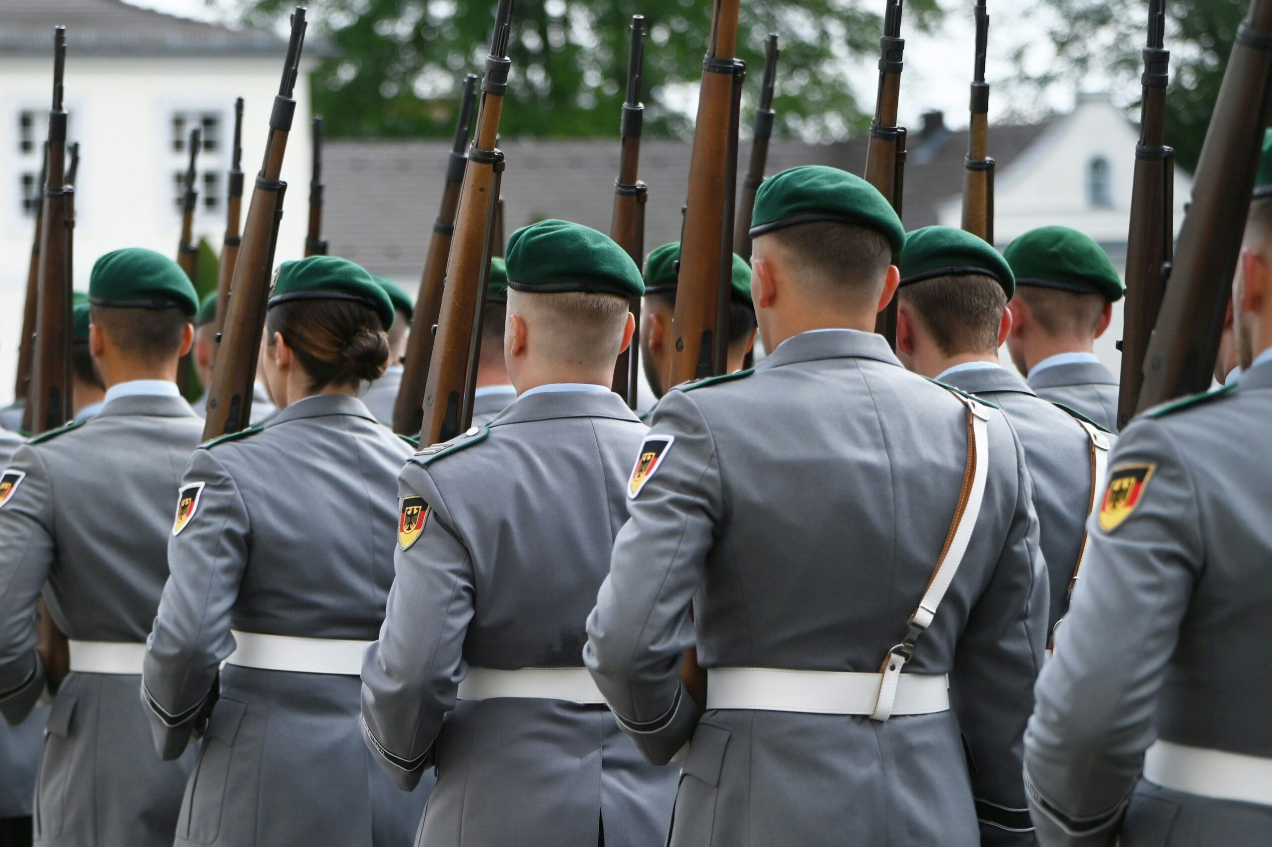 Rechtsextremismus: Bundeswehr entließ 97 Mitglieder – Soldat zeigte Hitlergruß in Köln