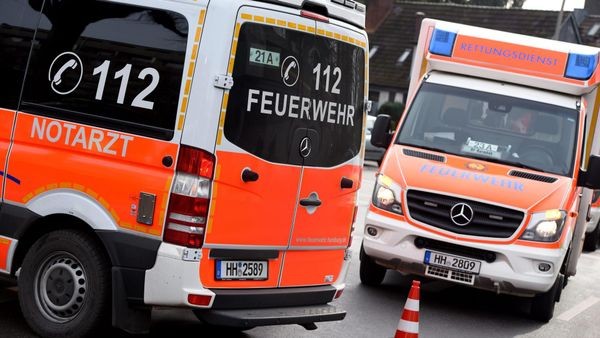 Kleinkind rennt vor Bus – Fahrgast bei Notbremsung schwer verletzt
