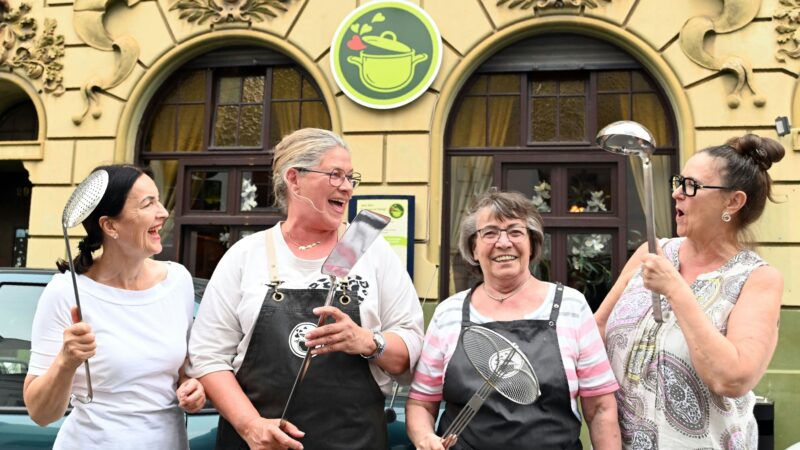 „Menschen an einen Tisch bekommen“: In diesem Kölner Lokal kochen Omas Hausmannskost