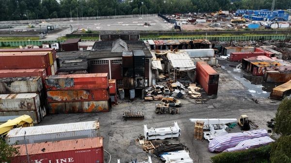 Großfeuer im Hafen ist aus – insgesamt acht Feuerwehrleute verletzt