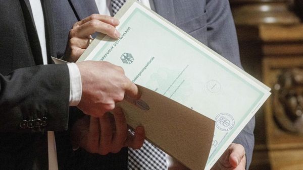 Einbürgerungsanträge stauen sich: Mehr als 30.000 offene Verfahren