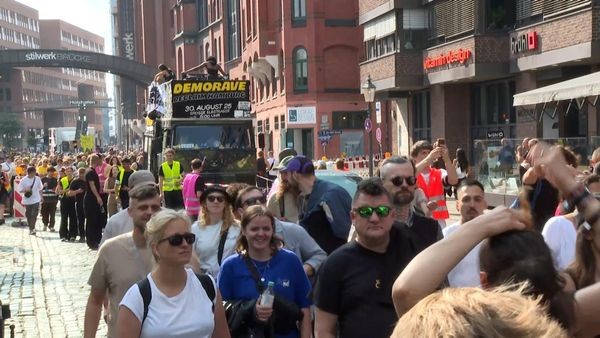 Demo-Rave zieht durch Hamburg – erhebliche Verkehrsbehinderungen