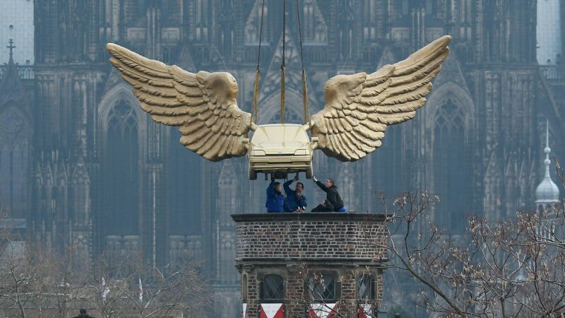 Drohender Rechtsstreit?: Flügelauto soll vom Kölner Zeughaus verschwinden – Künstler schaltet Anwalt ein