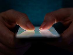Bakterienschleuder Smartphone?: So viele Keime lauern auf dem Handybildschirm wirklich