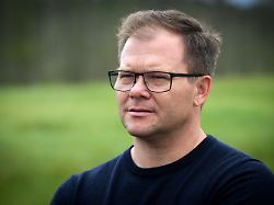 „Umverteilung nach vorne“: Umweltminister Schneider unterzog sich Haartransplantation