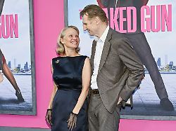 Stars aus „Die nackte Kanone“: War Beziehung von Pamela Anderson und Liam Neeson nur Werbung?