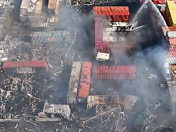 Feuer loderte mehrere Tage: Großbrand in Hamburg gelöscht – mehrere Feuerwehrleute verletzt