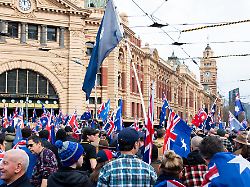 Wachsender Rechtsextremismus: Tausende gehen zu Anti-Migration-Demos in Australien auf die Straße