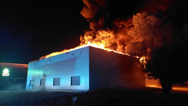 FW Bocholt: Brennt Werkstatt in voller Ausdehnung – Feuerwehr Bocholt im Großeinsatz
