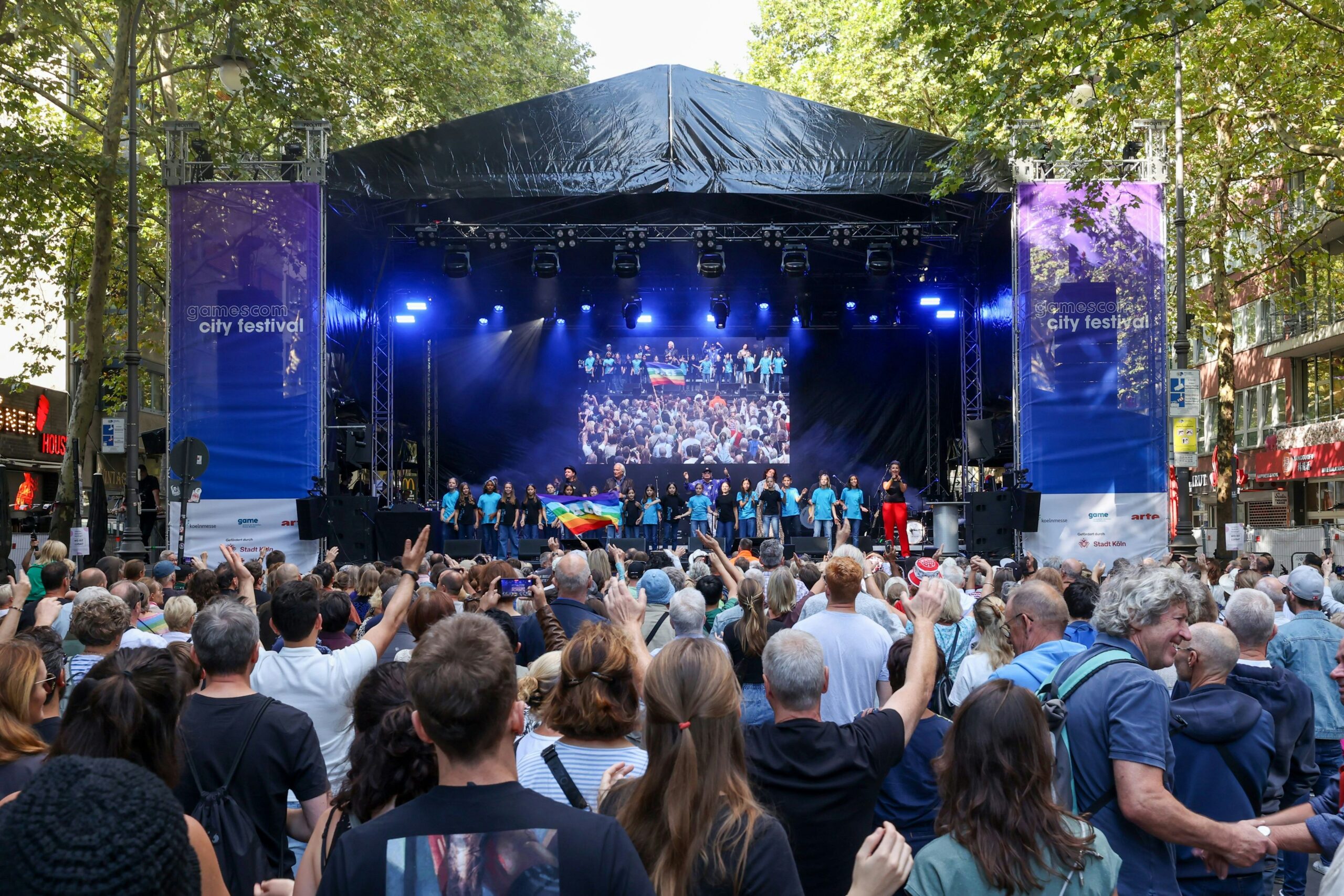 Fußball gegen KI und Live-Acts: So lief das City-Festival auf den Kölner Ringen