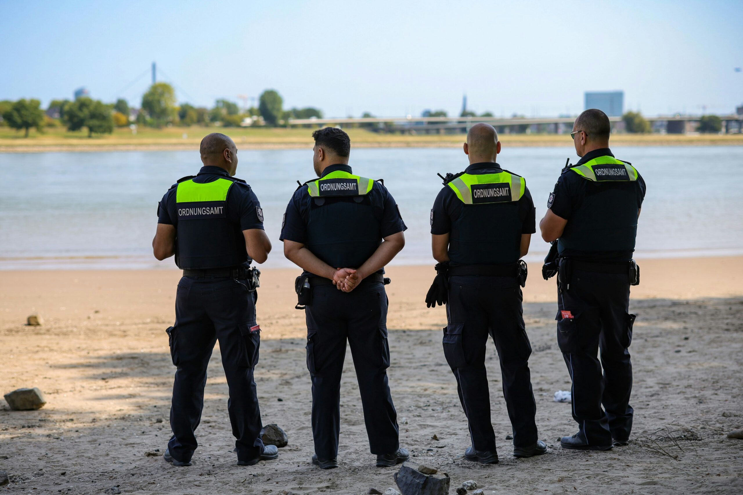 Badeverbot im Rhein: Stadt Köln plant absolutes Betretungsverbot des Flusses