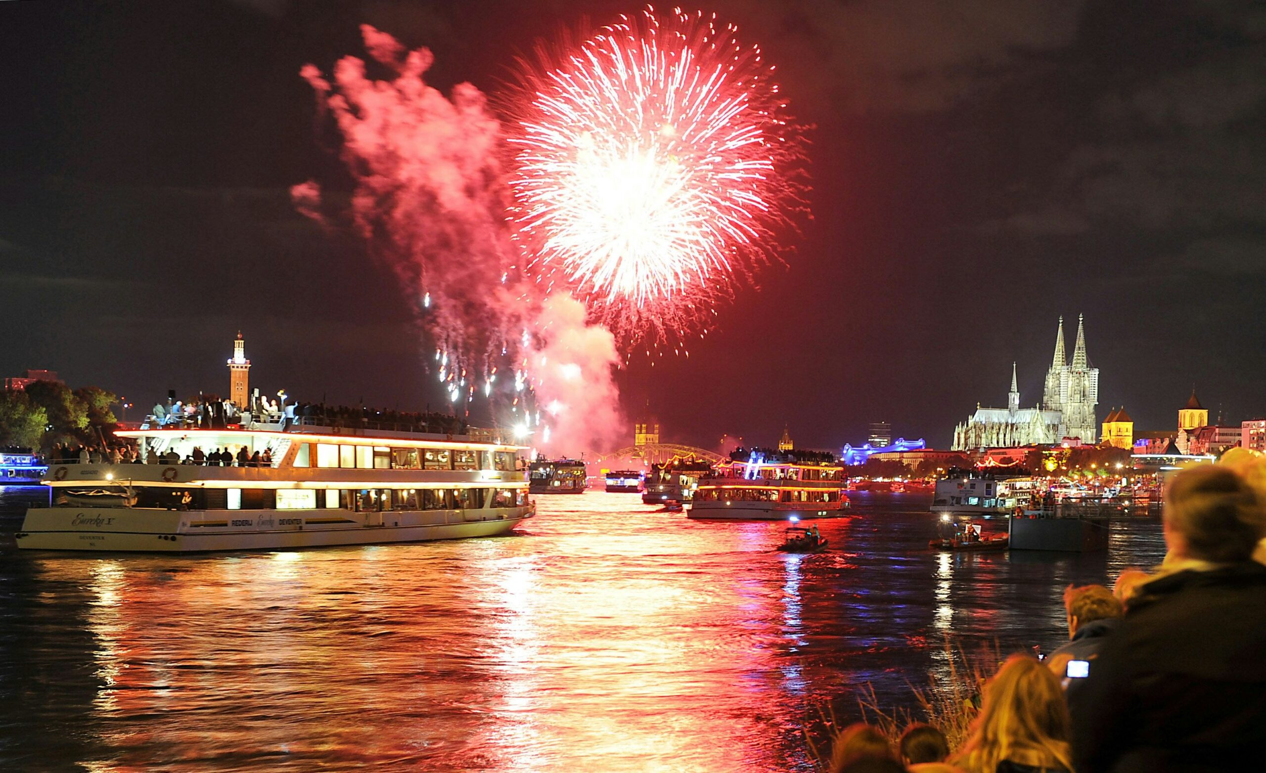 Demos, Fußball, Feuerwerk: Turbulentes Wochenende in Köln – Sperrungen wegen Kölner Lichtern