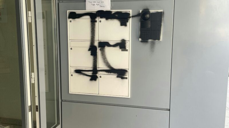 Polizei ermittelt: Vandalismus mit Buttersäure bei Die Partei und Gut & Klima Freunde