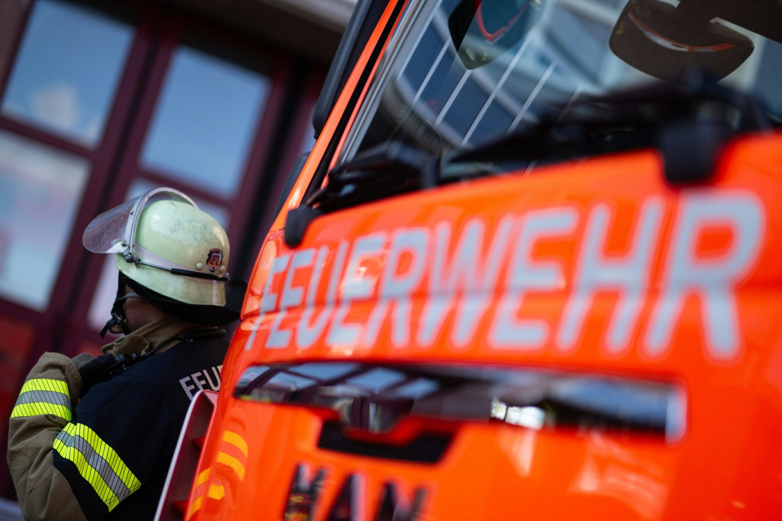 Feuer in Köln-Vogelsang: Bewohnerin schwebt in Lebensgefahr – Auch drei Feuerwehrleute verletzt