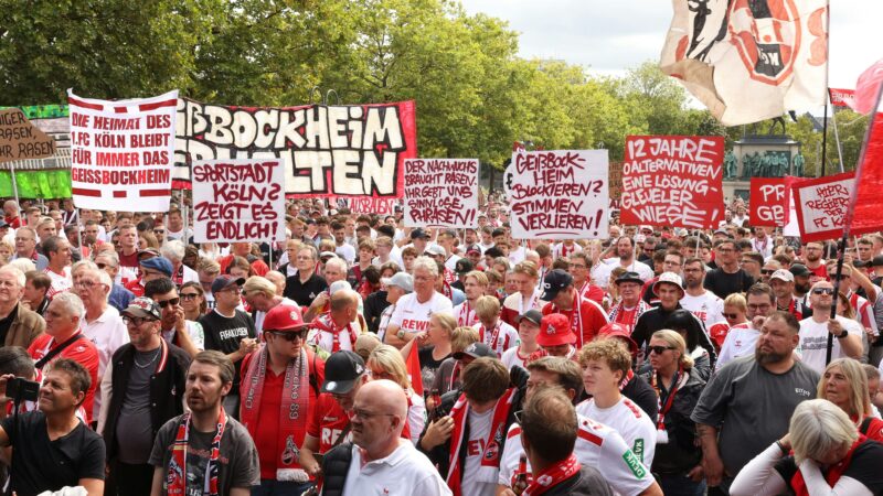 Demo für Geißbockheim-Ausbau: Tausende Fans des 1. FC Köln ziehen durch die Innenstadt