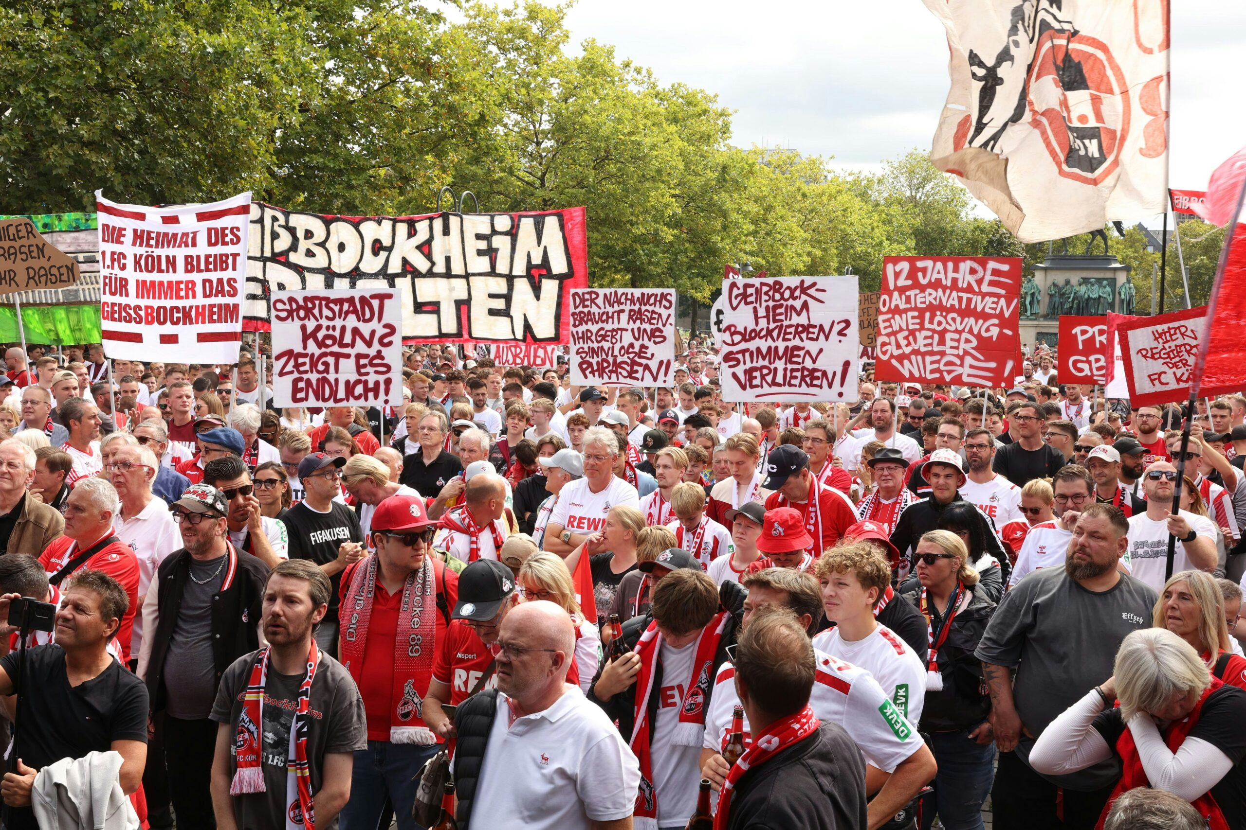 Demo für Geißbockheim-Ausbau: Tausende Fans des 1. FC Köln ziehen durch die Innenstadt