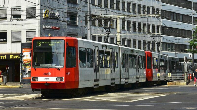 Attacke in KVB-Linie 1: Mann tritt Fahrgast ins Gesicht und verletzt Polizisten bei Festnahme