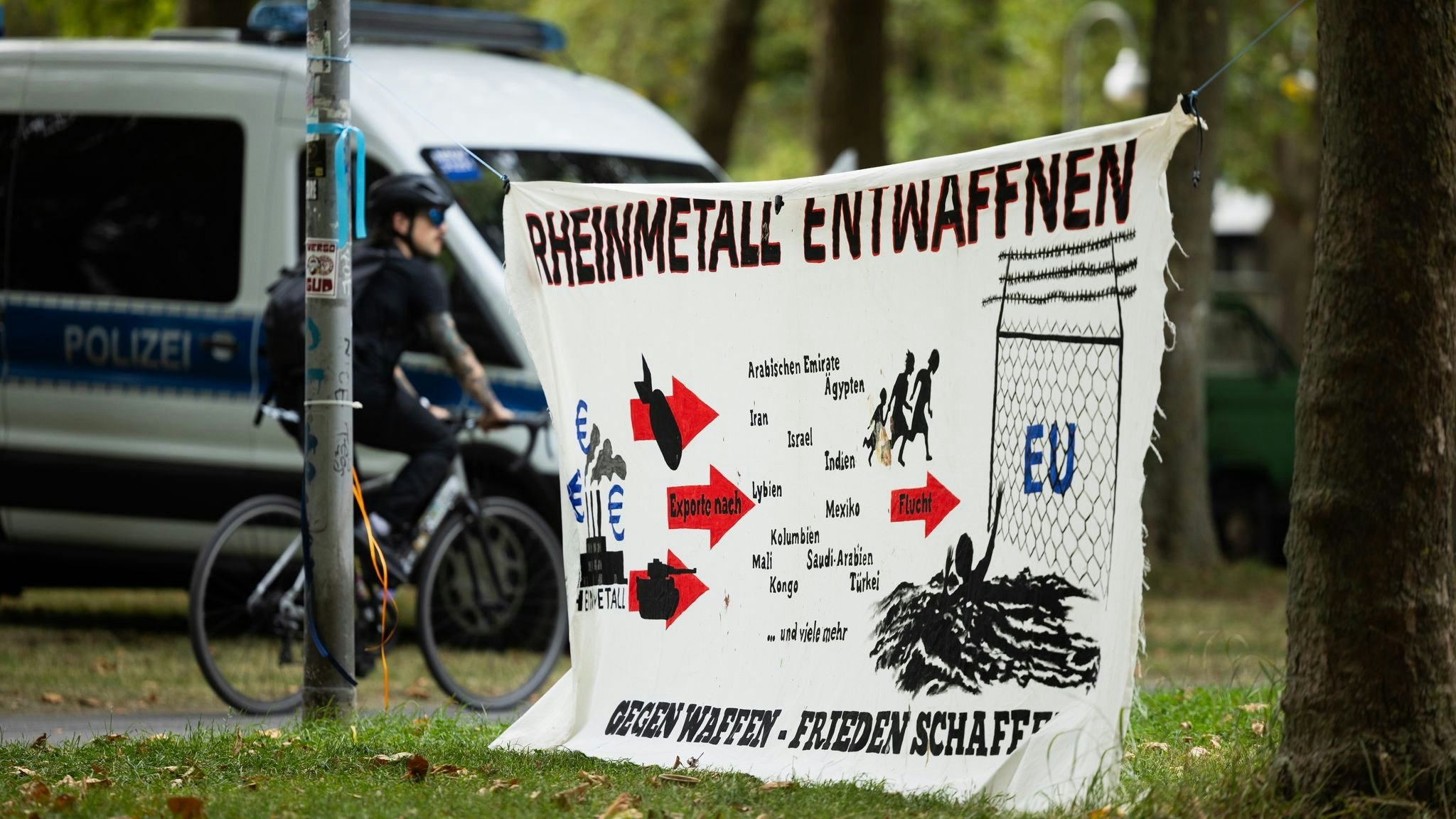 „Wir sind nicht kriegsbereit“: Antikriegsbündnis blockiert Bundeswehr-Gebäude in Köln