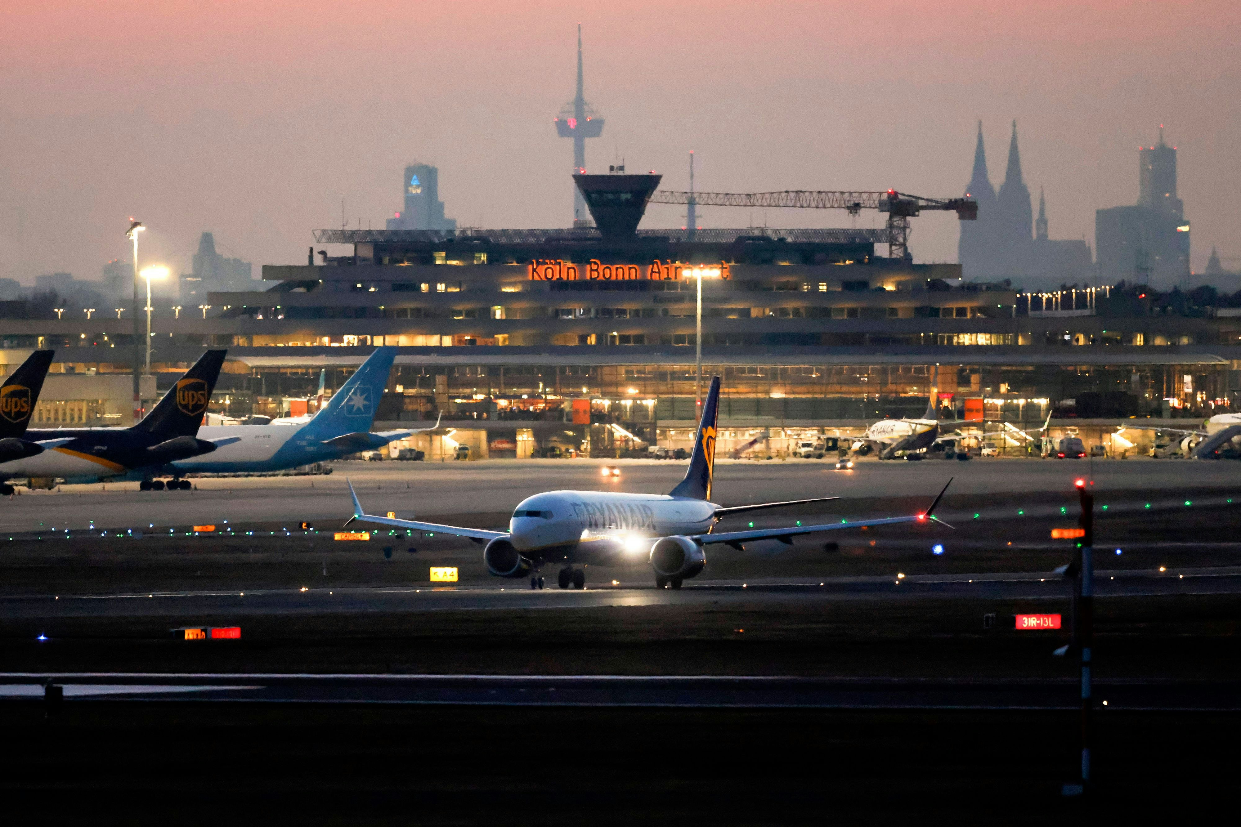 Randale über den Wolken: Betrunkene Passagierin zwingt Flieger zur Landung in Köln/Bonn