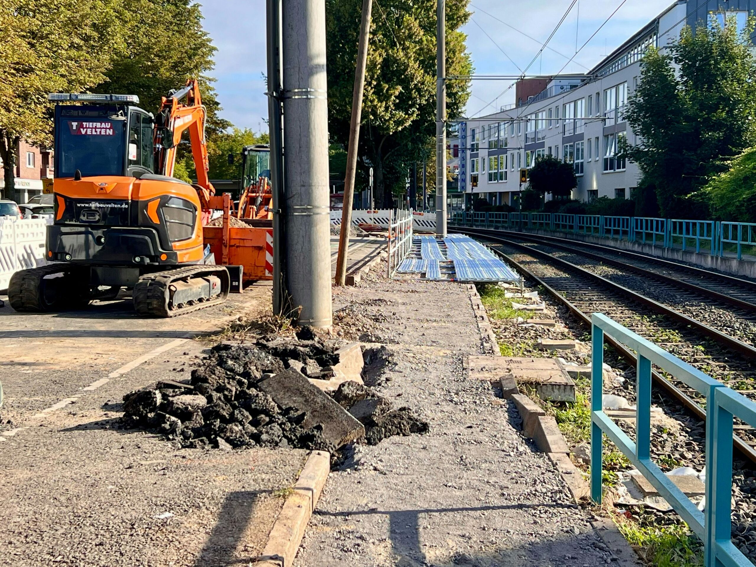 Nach Absackung an Haltestelle: KVB hat mit Bau eines Ersatzbahnsteigs in Porz begonnen