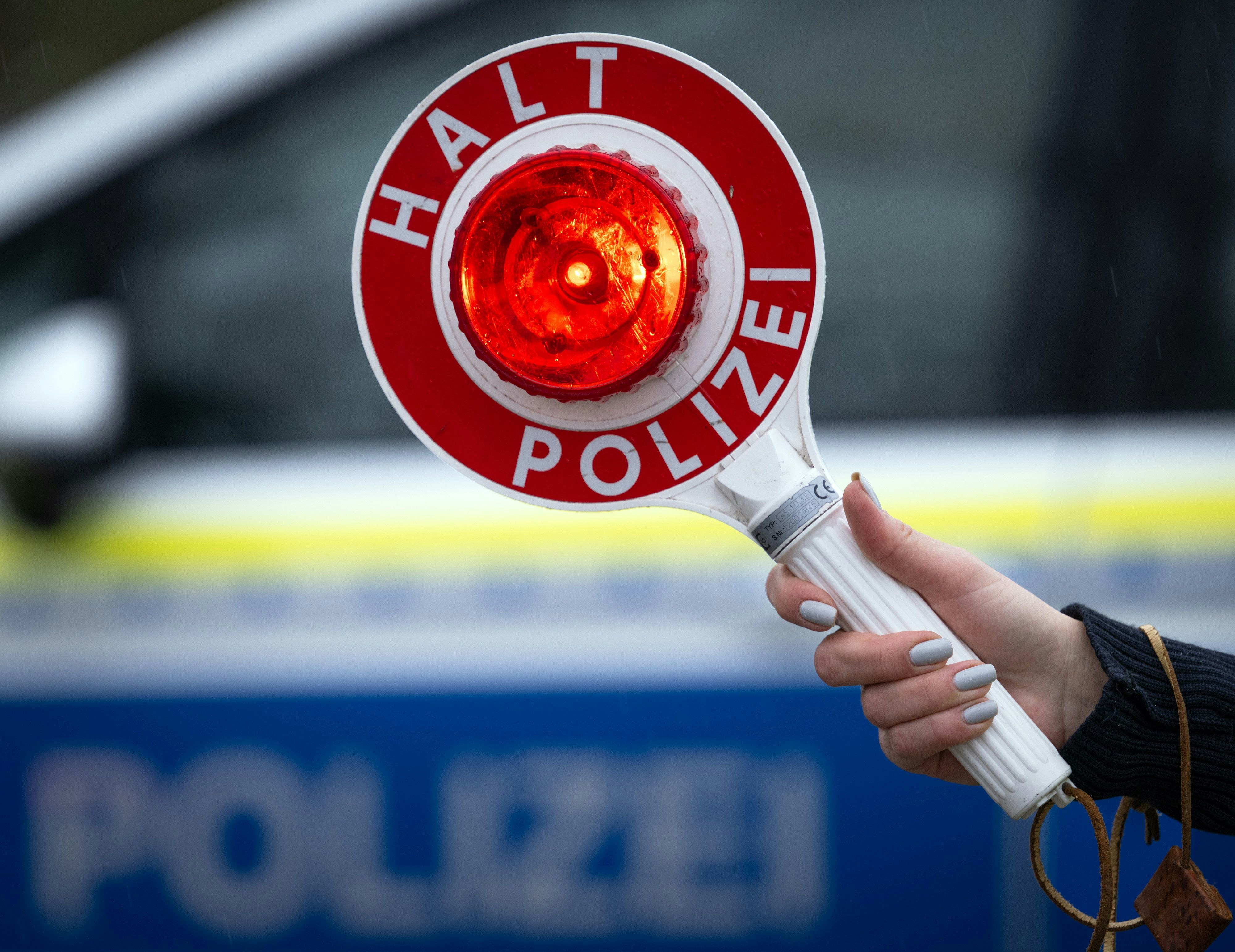Herkunft von Geld und Fahrzeug unbekannt: Polizei stellt BMW und 30.000 Euro in Köln-Kalk sicher