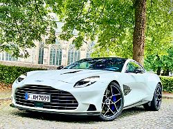 Der Zwölfzylinder bleibt: Faszination Aston Martin Vanquish – unterwegs mit Traum-V12