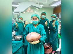 Patientin gab Snacks die Schuld: Thailänderin stirbt beinahe an riesiger Zyste