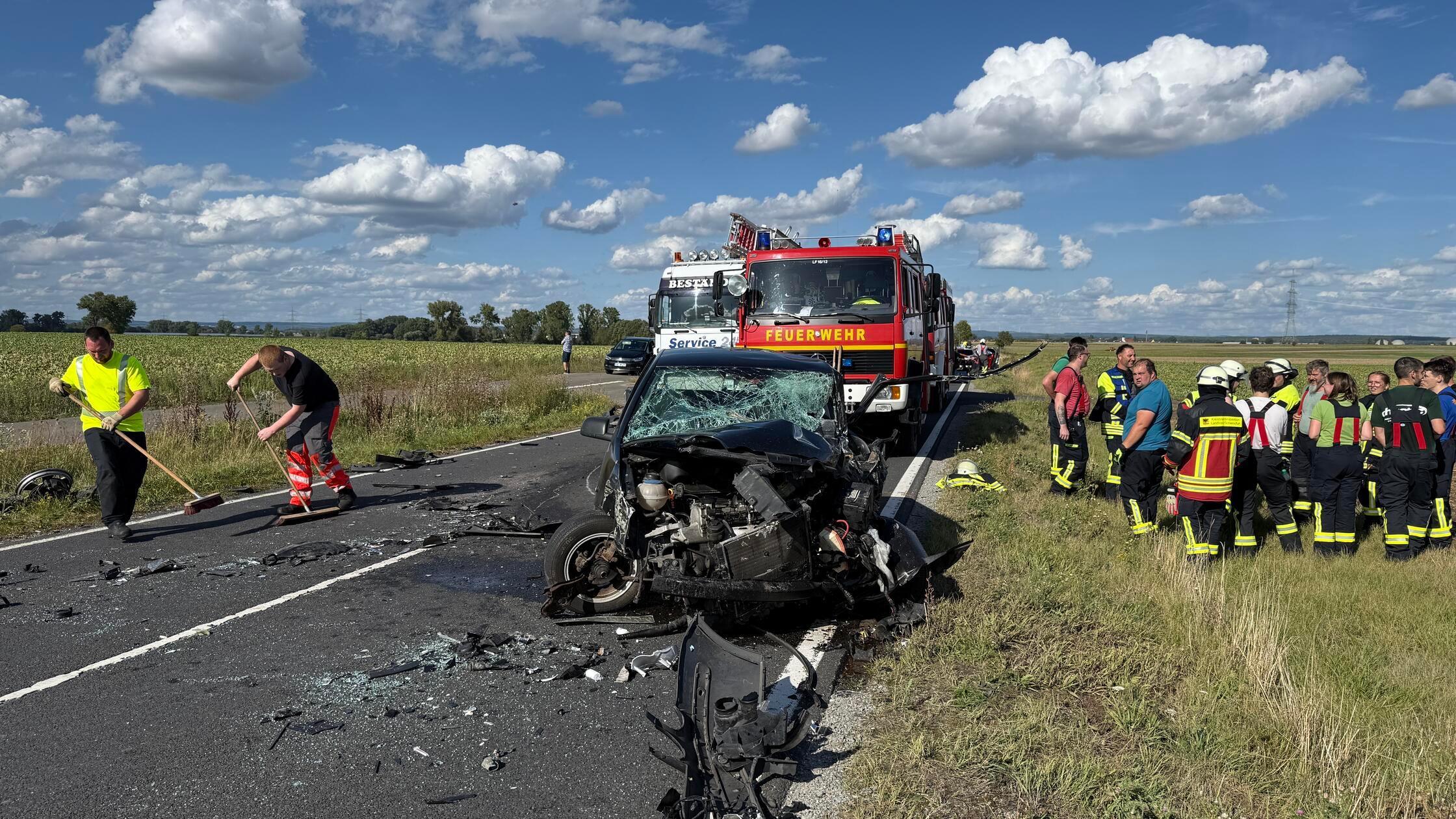 Frontalcrash bei Überholmanöver in Franken: Vier Personen teils schwer verletzt – Heli im Einsatz