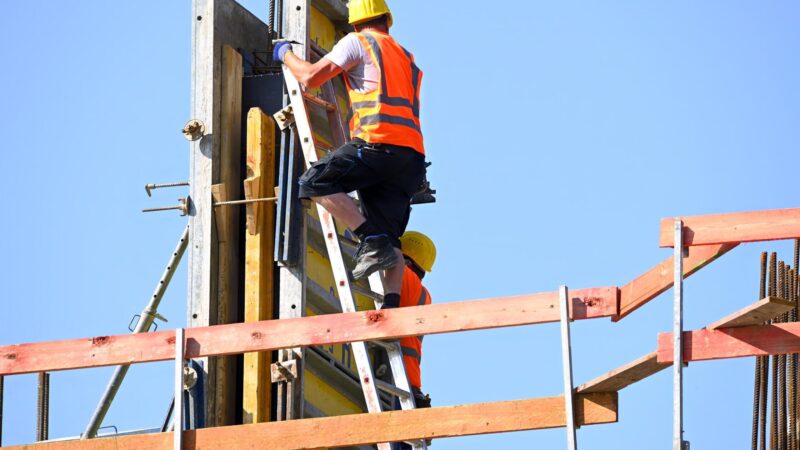 Mann stürzt plötzlich ab: Tödlicher Arbeitsunfall in Franken – 54-Jähriger stirbt an Verletzungen