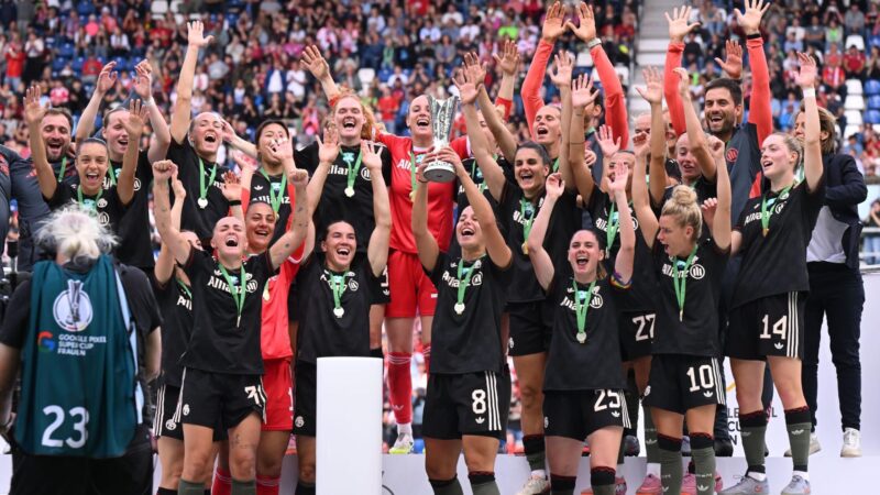 Viel Liebe für Lena Oberdorf bei Bayerns Supercup-Sieg