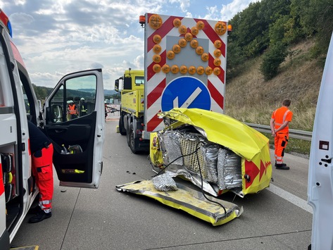 API-TH: Transporter fährt auf Schilderwagen auf