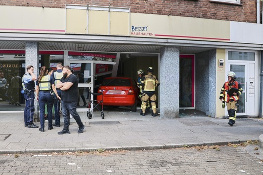 FW-E: Kleinwagen fährt in ein leerstehendes Ladenlokal