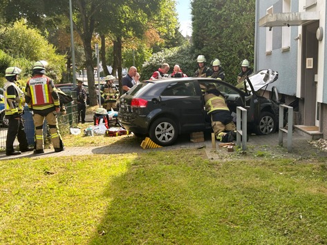 FW-E: Pkw kollidiert mit Hauswand – Fahrerin eingeschlossen