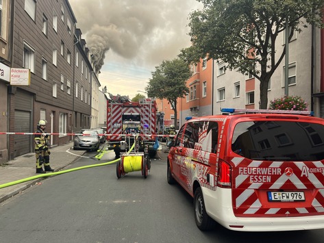 FW-E: Massiver Kellerbrand in Essen-Altendorf – Menschenrettung über Drehleitern