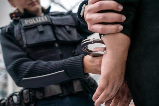 Bundespolizeidirektion München: Gesuchter Gambier geht der Bundespolizei am Flughafen ins Netz