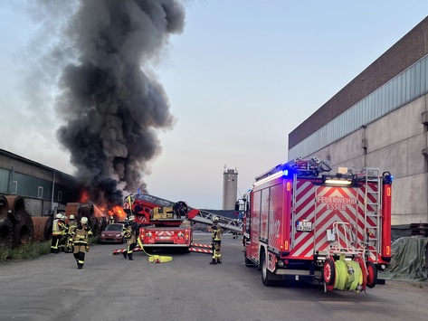 FW-E: Großbrand im Essener Stadthafen – Feuerwehr verhindert Übergreifen auf Lagerhalle