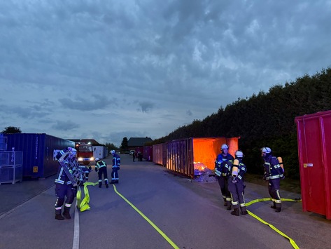 FW-WRN: Brennender Seefrachtcontainer im Gewerbegebiet Baaken