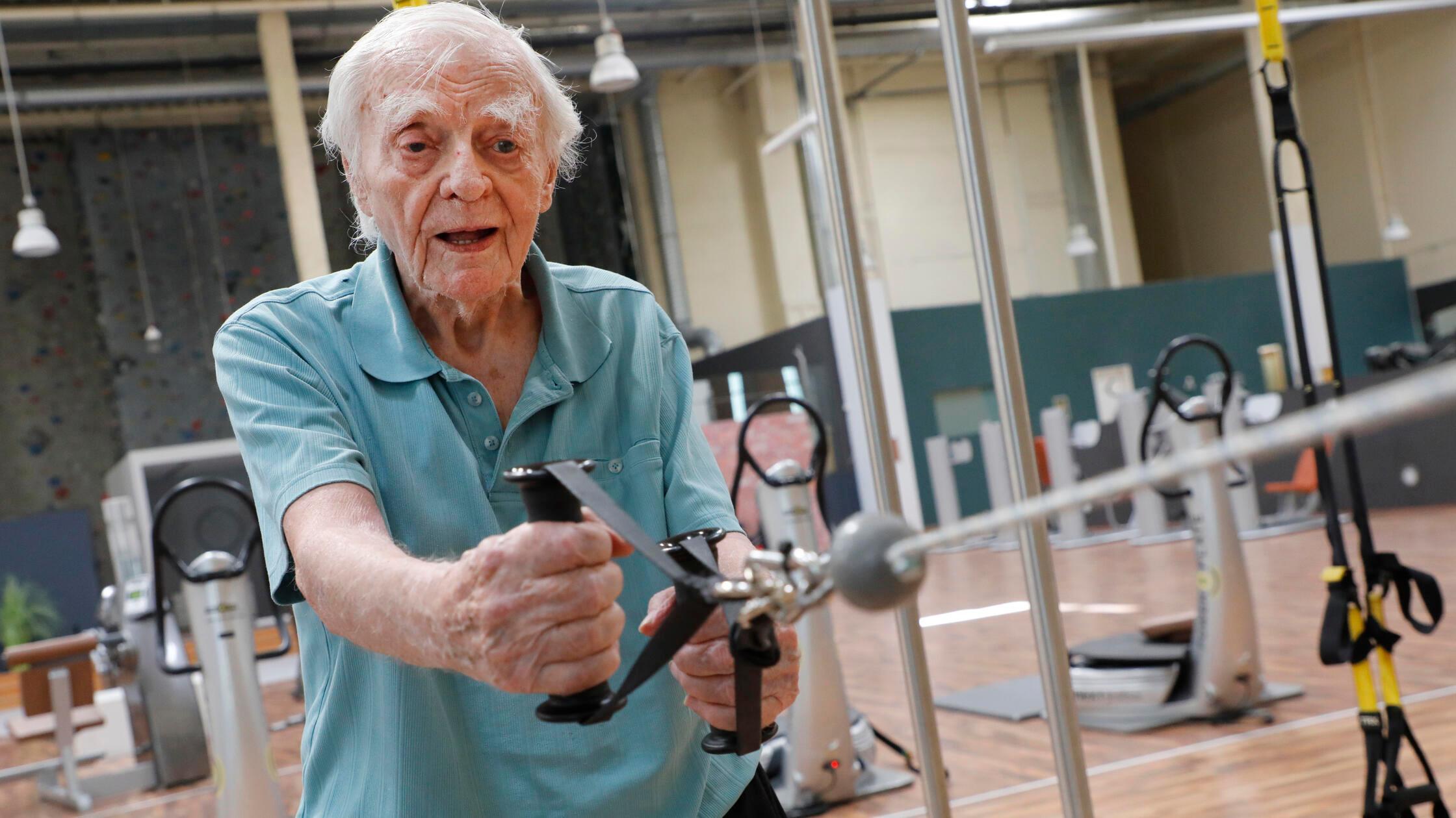 „Let me be like this“: 100-Jähriger trainiert dreimal die Woche in Nürnberger Gym und wird zum Star