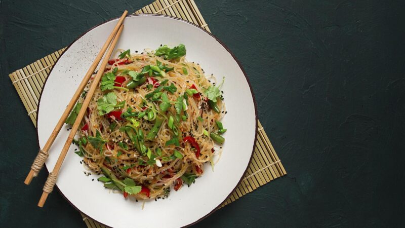Funchosa: Koreanischer Glasnudelsalat mit Paprika und Rinderbrustfilet – auch vegan möglich