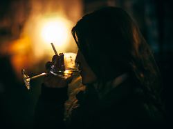 Sinnsuche in Berlins Untergrund: Partys, Pillen, Plattenbauten – Nila will kein „Good Girl“ sein