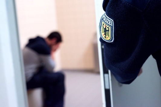 Bundespolizeidirektion München: Weitere 195 Tage in Haft / Rosenheimer Bundespolizei verhaftet abgeschobenen Rumänen bei Grenzkontrollen