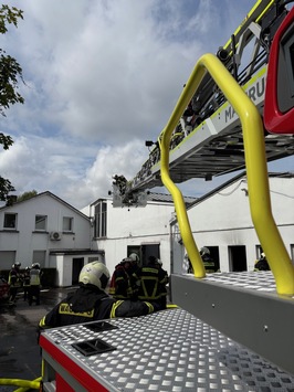 FW-W: Feuer in Werkzeugfabrik gelöscht