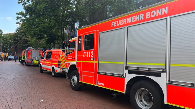 FW-BN: Brand auf Dachfläche in Bad Godesberger Innenstadt – Feuer breitet sich auf Wohnung aus
